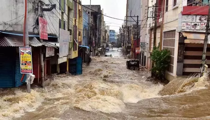 నగరంలో కుండపోత వర్షం.. వరదలో కొట్టుకొచ్చిన మృతదేహం