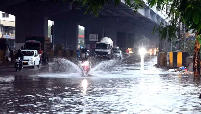 Heavy Rains: భారీ వర్షాల ఎఫెక్ట్.. ఆ ఉద్యోగులకు సెలవులు రద్దు