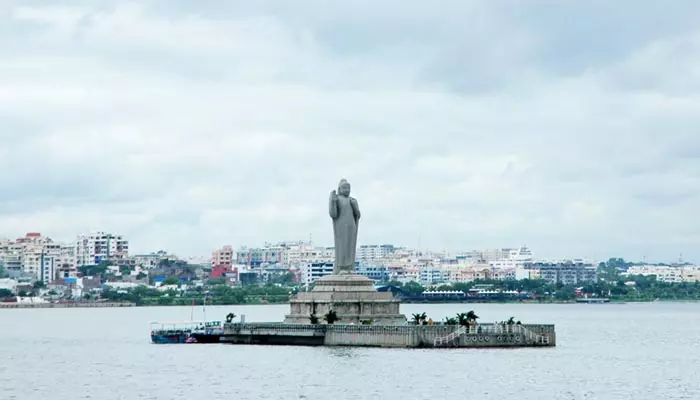 Hussain Sagar: నగరంలో దంచికొట్టిన వర్షం.. హుస్సేన్ సాగర్‌కు డేంజర్ బెల్స్