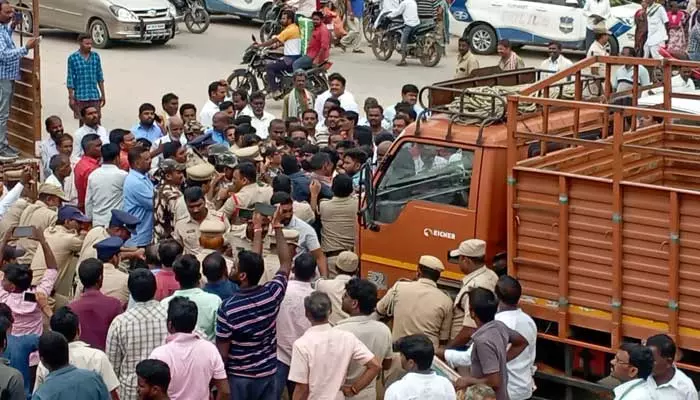 తిరుమలగిరిలో తీవ్ర ఉద్రిక్తత.. బీఆర్ఎస్‌కి, కాంగ్రెస్‌కి మధ్య  ఘర్షణ వాతావరణం