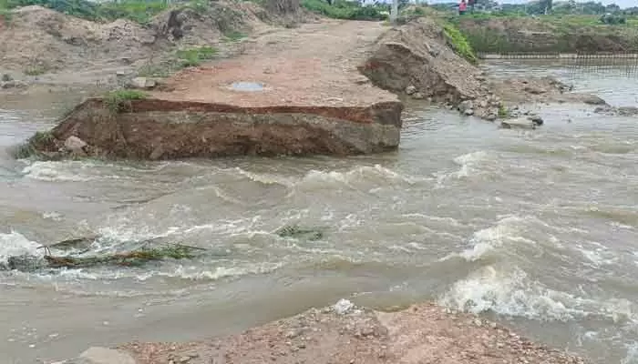 కొట్టుకుపోయిన రోడ్డు.. ఆరు గ్రామాల మధ్య నిలిచిపోయిన రాకపోకలు