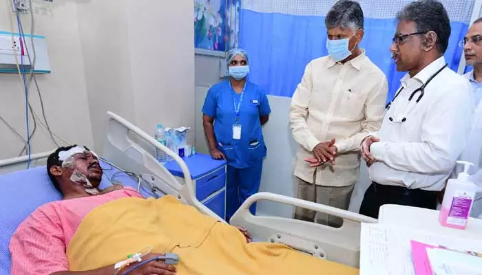 అచ్యుతాపురం బాధితులకు చెక్కులు పంపిణీ చేసిన హోంమంత్రి