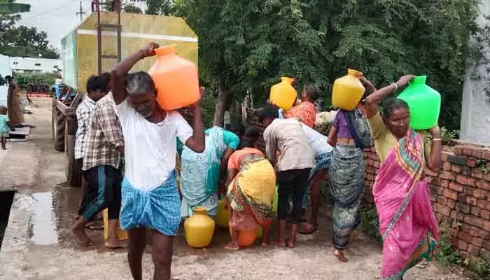 నీళ్ల కోసం నానా తిప్పలు.. నాలుగు రోజులుగా ఆగిన నీటి సరఫరా