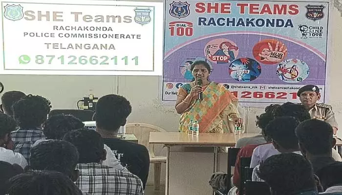 SHE Teams: 15 రోజుల్లో 122 మంది పోకిరీలను పట్టుకున్న షీటీమ్స్.. మెట్రో రైల్ డెకాయ్‌ఆపరేషన్స్‌