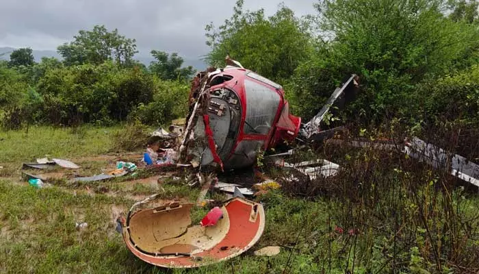 helicopter crash: మహారాష్ట్రలో కూలిన హెలికాప్టర్.. హైదరాబాద్ వస్తుండగా ఘటన