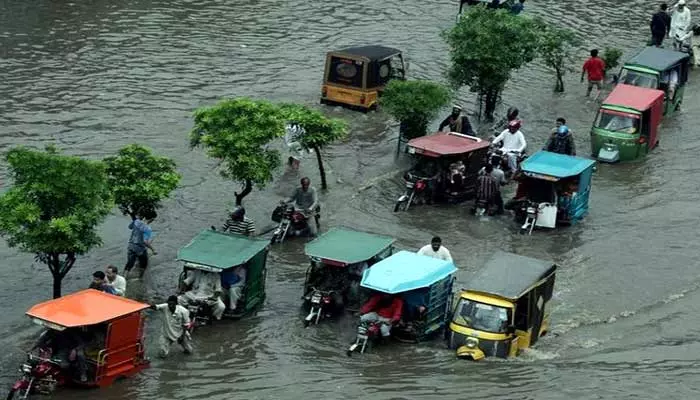 Pakistan : భారీ వర్షాలతో పాకిస్తాన్ అతలాకుతలం..నిరాశ్రయులైన వేల మంది ప్రజలు