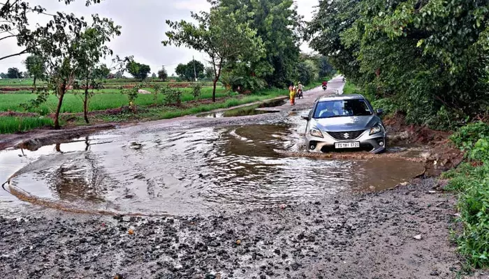 అస్తవ్యస్తంగా రోడ్లు!.. ప్రాణాలు గుప్పిట్లో పెట్టుకొని ప్రయాణిస్తున్న వాహనదారులు