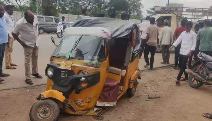 ఘోరం..రోడ్డు ప్రమాదంలో తల్లీ కూతురు మృతి