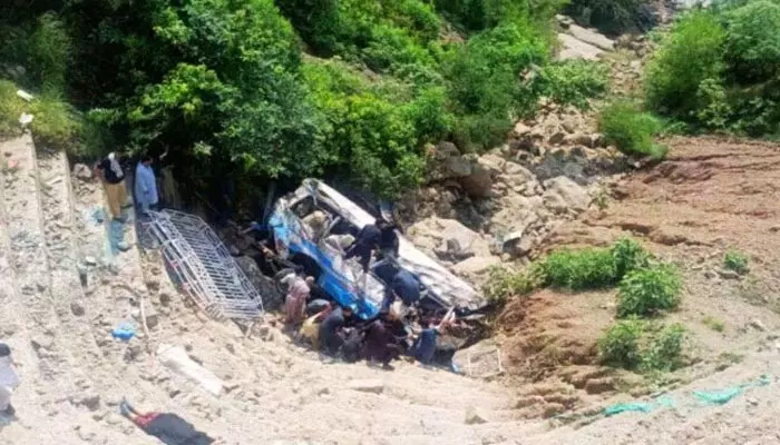 Pak accidents: పాకిస్థాన్‌లో తీవ్ర విషాదం.. రెండు వేర్వేరు బస్సు ప్రమాదాల్లో 40 మంది మృతి