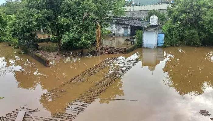 బెల్లంపల్లిలో భారీ వర్షం.. రైల్వే క్వార్టర్స్‌ను ముంచెత్తిన వరద నీరు