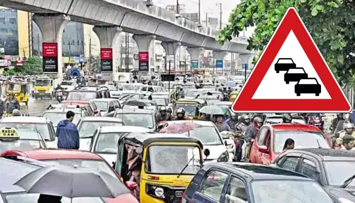 Traffic Jam: బేగంపేట ఫ్లైఓవర్‌ సమీపంలో రోడ్డు ప్రమాదం.. భారీగా ట్రాఫిక్ జామ్