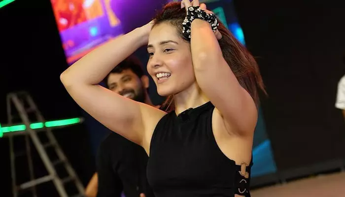 Raashii Khanna looks hot in black