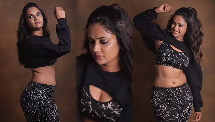 సన్నని నడుమందాలతో అదరగొడుతోన్న Ariyana Glory