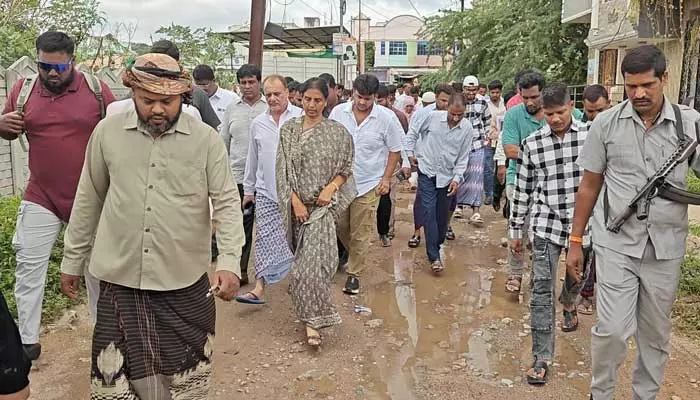 Sabitha Indra Reddy : నిధులు అడ్డుకోవడం వల్లే అస్తవ్యస్తంగా మారిన నబీల్ కాలనీ