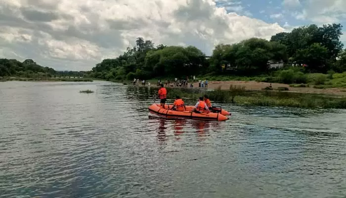 పొచ్చెర వాగులో ముగ్గురు యువకుల గల్లంతు