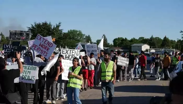 CANADA : కెనడా ప్రభుత్వం సంచలన నిర్ణయం..తాత్కాలికంగా నివాసం ఉంటున్న విదేశీ విద్యార్ధులపై బహిష్కరణ వేటు..!