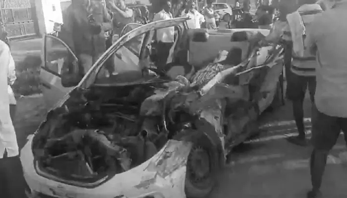 Road Accident: నిజామాబాద్ జిల్లాలో ఘోర రోడ్డు ప్రమాదం.. ఇద్దరు యువకుల దుర్మరణం