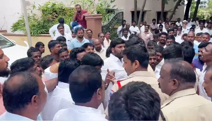 MLA Yadaiah: ఎమ్మెల్యే యాదయ్యకు షాకిచ్చిన సొంత పార్టీ నేతలు.. వాహనంపై కోడిగుడ్లతో దాడి