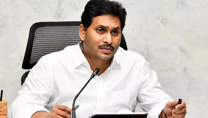 వైసీపీలో పెను సంచలనం...బీజేపీలోకి ఆరుగురు ఎంపీలు..!