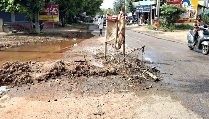 మిషన్ భగీరథ నీరు రోడ్డుపాలు