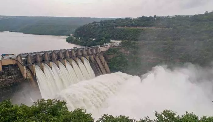 శ్రీశైలం జలాశయానికి కొనసాగుతున్న వరద.. భారీగా గేట్లు ఎత్తివేత