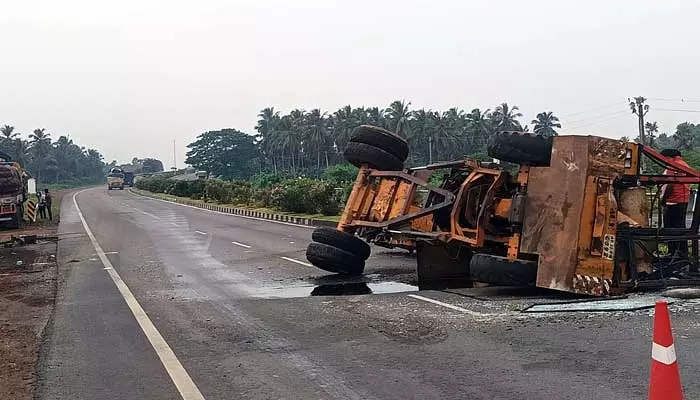 ఘోర రోడ్డు ప్రమాదం.. పప్పు లోడుతో వెళ్తోన్న లారీ బోల్తా