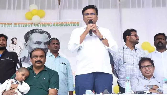 AP News:విద్యార్థులు చదువుతో పాటు  క్రీడల్లోనూ రాణించాలి