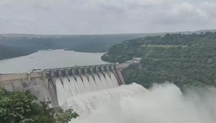 Srisailam reservoir : శ్రీశైలం ప్రాజెక్టుకు ఏమాత్రం తగ్గని వరద