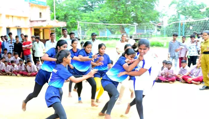 చదువుతో పాటు క్రీడల్లోనూ రాణించాలి