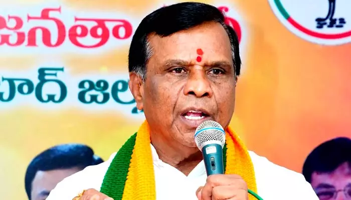 పోలీసులు గులాంగిరి చేయడం సిగ్గు చేటు