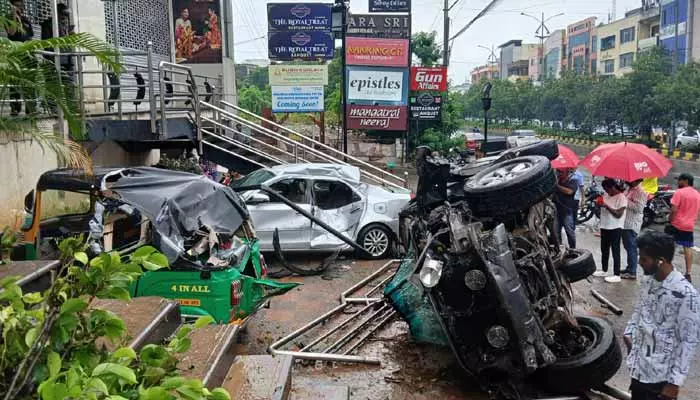 Car Accedent: బంజారాహిల్స్ రోడ్ నం.2 లో కారు బీభత్సం