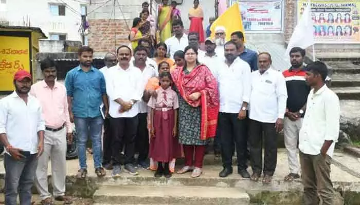 చిన్నారి దుర్గను బడిలో చేర్పించిన కలెక్టర్