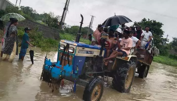 భారీ వర్షం.. ప్రాణాలు అరచేతిలో పెట్టుకుని వాగులు దాటుతున్న విద్యార్థులు