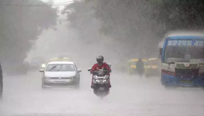 Rain Alert: ఏపీ ప్రజలకు రెయిన్ అలర్ట్.. పలు జిల్లాల్లో దంచికొడుతున్న భారీ వర్షం