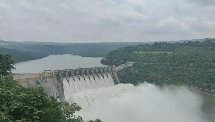 Srisailam reservoir:శ్రీశైలం జలాశయానికి కొనసాగుతున్న వరద ఉధృతి