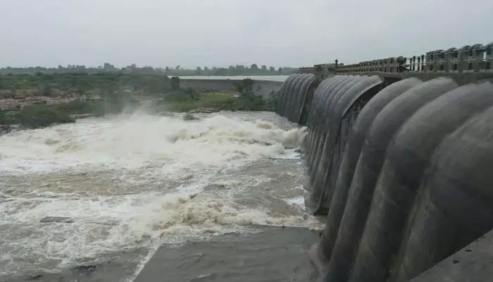 ఉప్పొంగిన సరళమ్మ .. తెరుచుకున్న ఆటోమెటిక్ సైఫన్లు