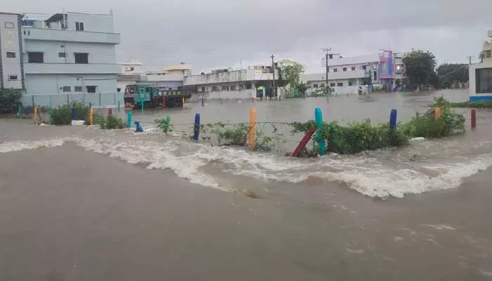 ఉధృతంగా ప్రవహిస్తున్న మున్నేరు వాగు.. నీటమునిగిన శ్రీరామ్నగర్ కాలనీ