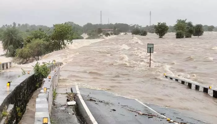 ప్రమాదకరంగా అలుగు పోస్తున్న పాలేరు జలాశయం.. కోతకు గురవుతున్న రిజర్వాయర్ కట్ట