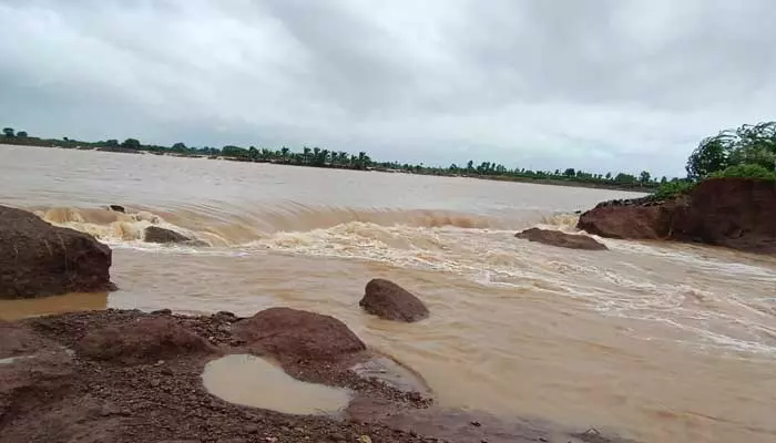 భారీ వర్షాలకు మండలం చెరువుకు గండి