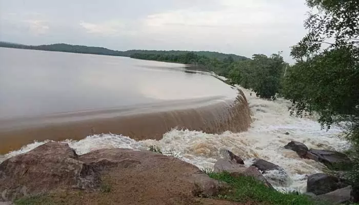 పొంగిపొర్లుతున్న సింగీతం మత్తడి..