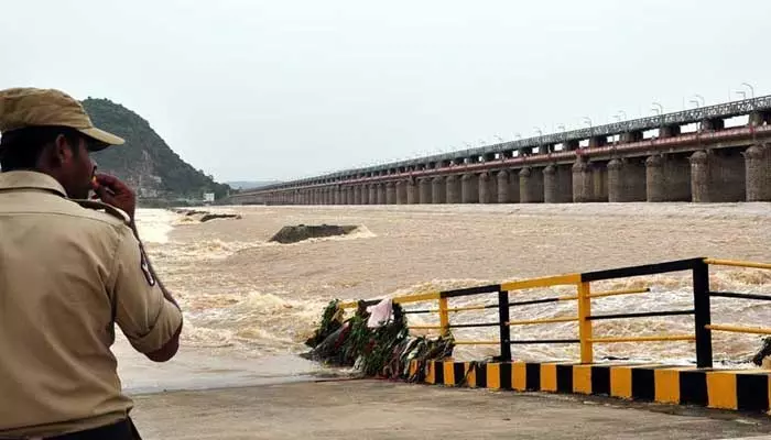 70 గేట్లు ఎత్తివేత.. ప్రకాశం బ్యారేజీకి రెండవ ప్రమాద హెచ్చరిక