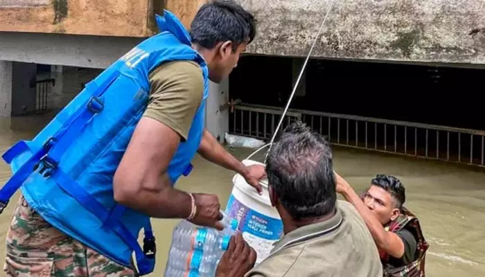 Flood ravaged: గుజరాత్‌లో మరిన్ని  భారీ వర్షాలు.. ఐఎండీ హెచ్చరిక