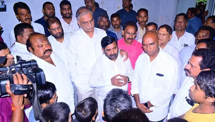 HARISH RAO: కొండభీమనపల్లి బీసీ గురుకుల పాఠశాలను సందర్శించిన మాజీ మంత్రులు