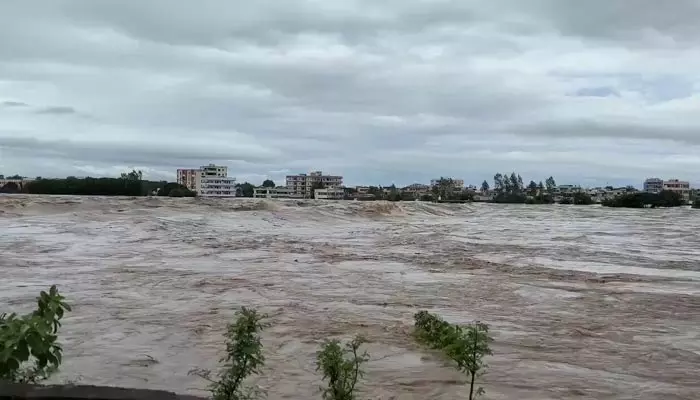 Munneru River : ఖమ్మం అతలాకుతలం.. ముంచెత్తిన మున్నేరు వాగు