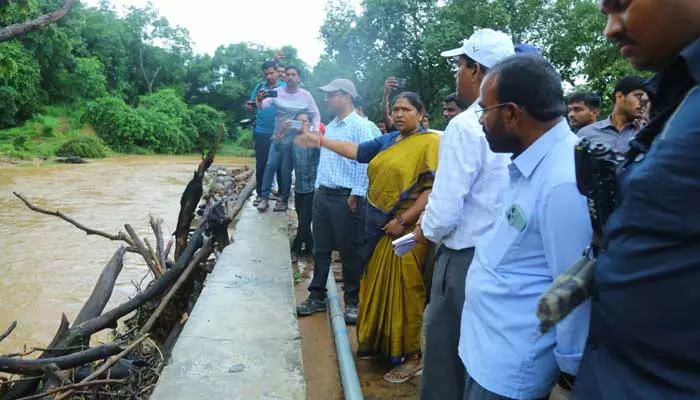 భారీ వర్షాల నేపథ్యంలో ప్రజలు  అప్రమత్తంగా ఉండాలి : మంత్రి సీతక్క