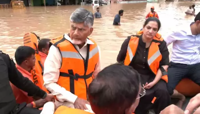 Breaking News: విజయవాడలో వరద బీభత్సం.. బోటులో స్పాట్‌కు సీఎం