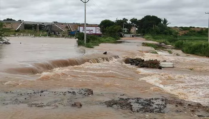 భారీ వర్షానికి గ్రామాలు జలమయం..