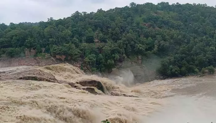 ఉధృతంగా ప్రవహిస్తున్న  కుంటాల జలపాతం