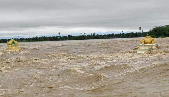 ములుగు జిల్లాలో పొంగిపొర్లుతున్న జంపన్న వాగు.. పర్యాటక ప్రాంతాలు అన్నీ క్లోజ్