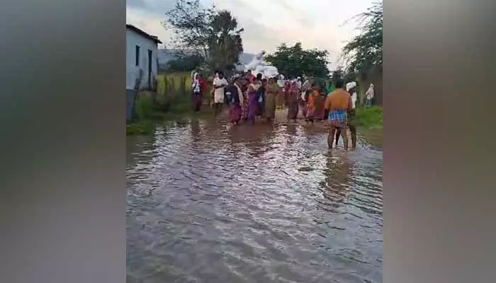 జలదిగ్భందంలో మర్లపాడు తండా..